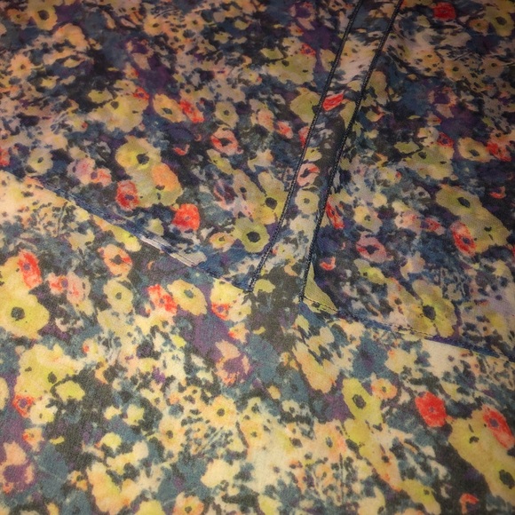NWOT Cabi silky chiffon like long floral sleeveless shirt L - Picture 3 of 9